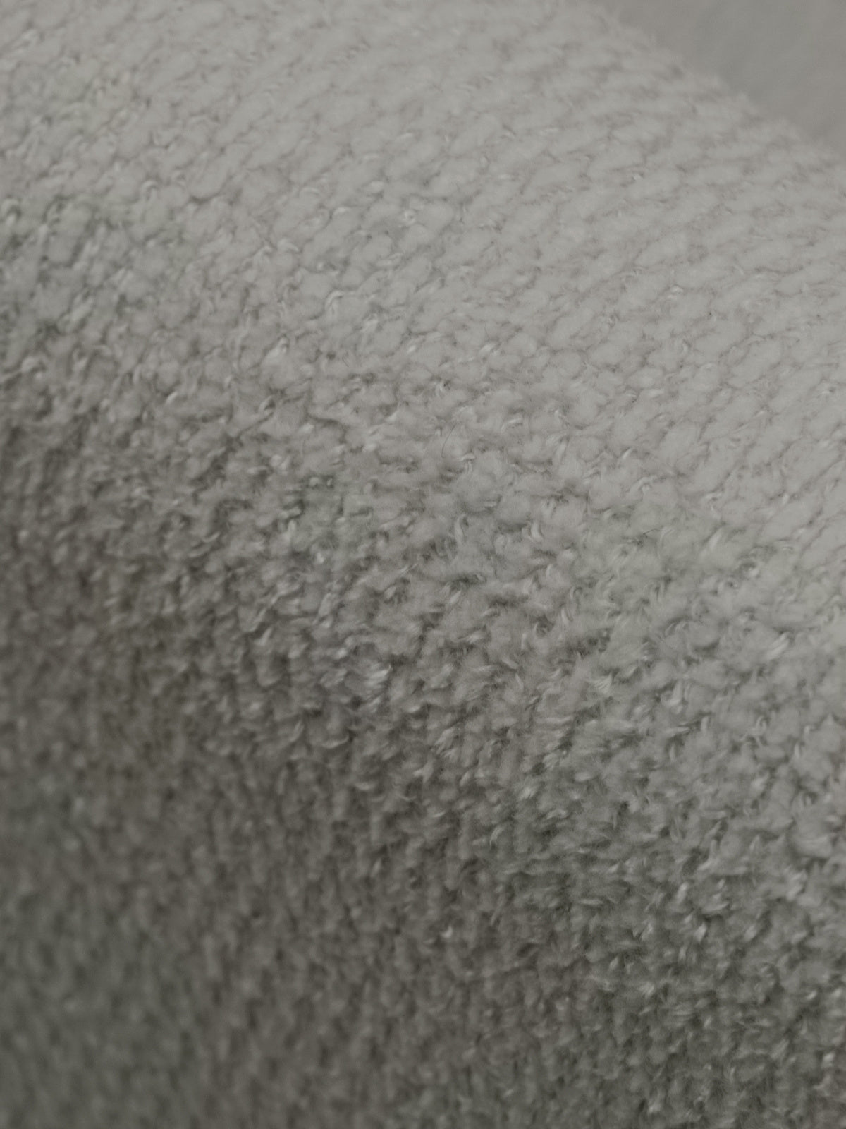 Pohovka Capri s rozkladacou funkciou v sivej pletenine Vela 86, detail textúry látky