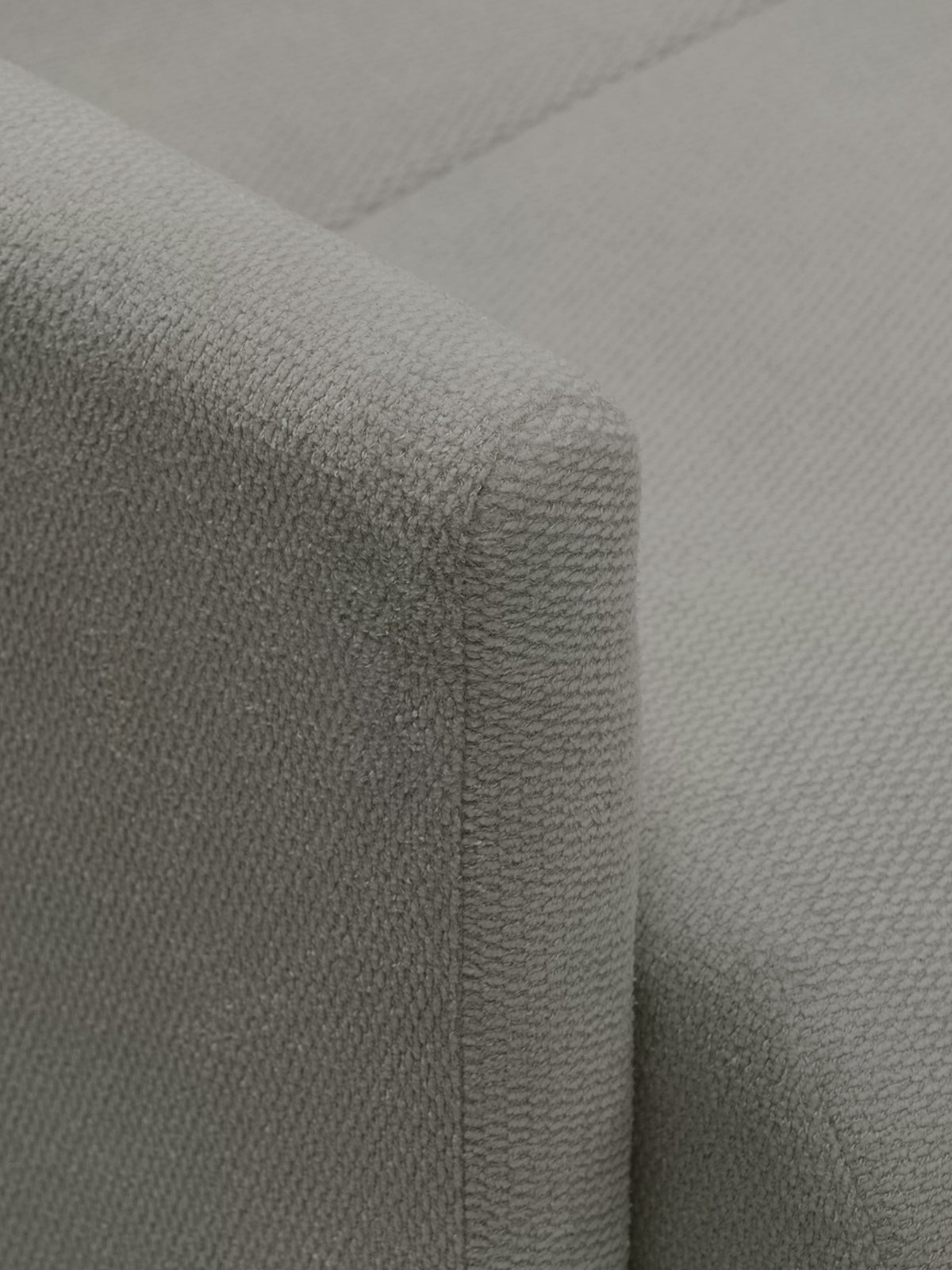 Rozkladacia sedačka Capri v sivej látke Vela 86 detail opierky