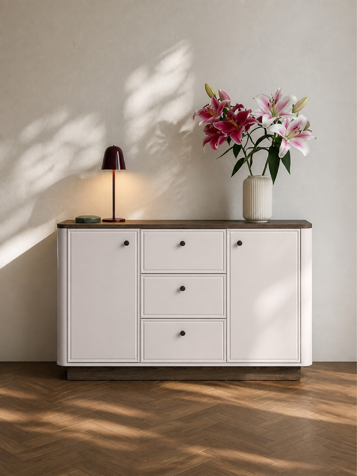Komoda Amberto 138 cm v kasmírovom prevedení so zásuvkami a soklom dub windmill dark, pohľad spredu