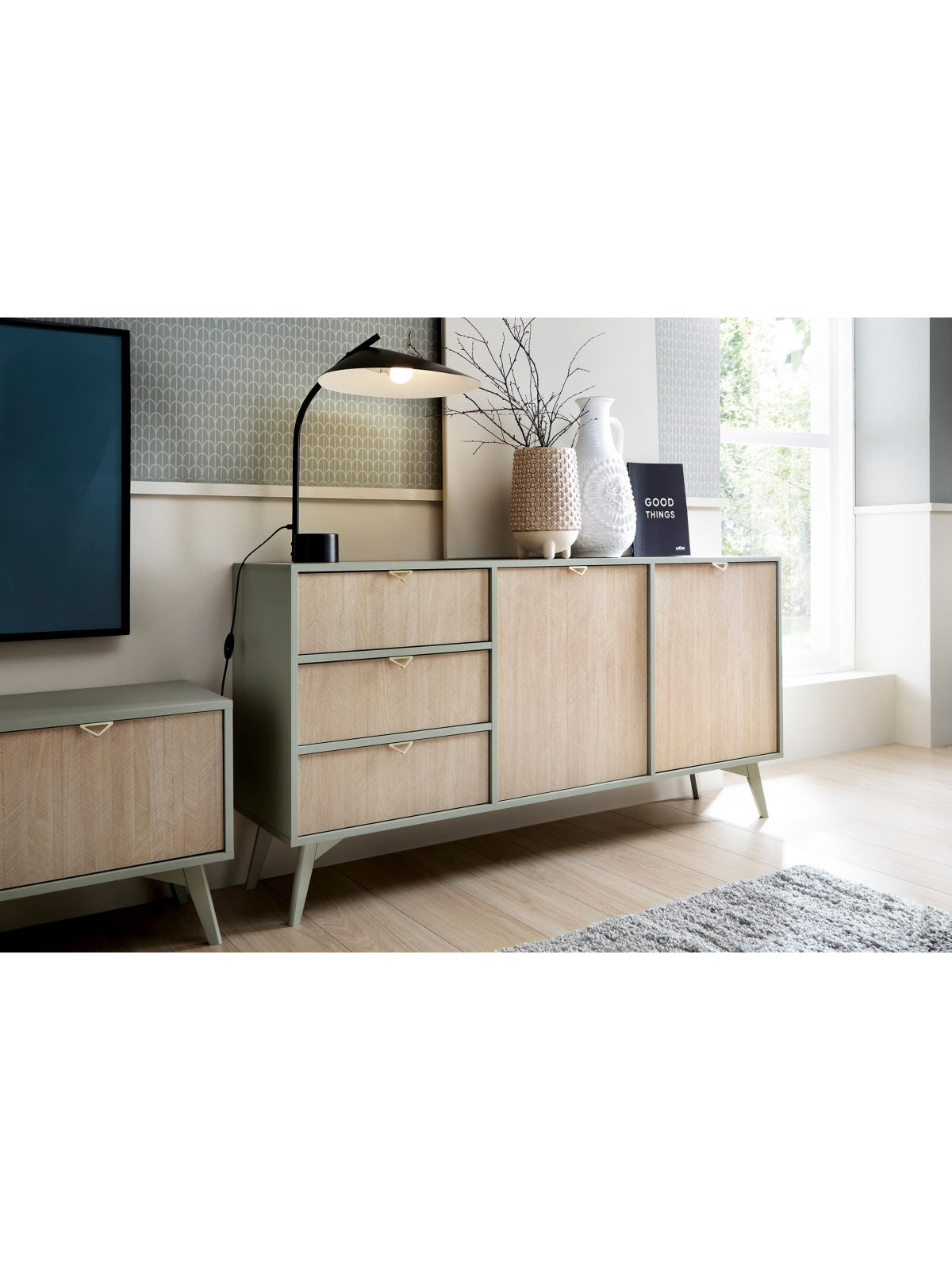 Komoda Lumira 158 cm s dvoma dverami a zásuvkami eukalyptus skandi vzor rybia kosť zlaté úchyty