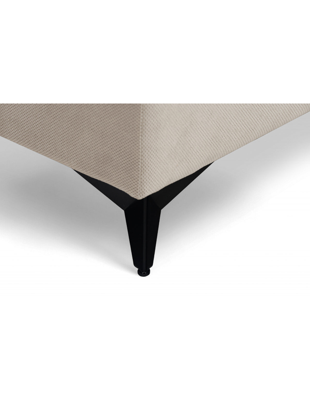 Čierna noha rohového sofa Monrose Mini béžový plyš, detail spodnej časti