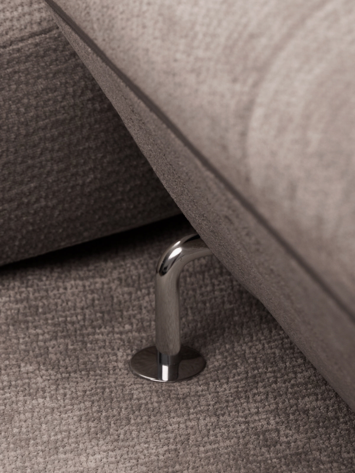 Sofa Nardo z funkcją spania brązowy szenil Vibe 21 metalowa noga na dywanie
