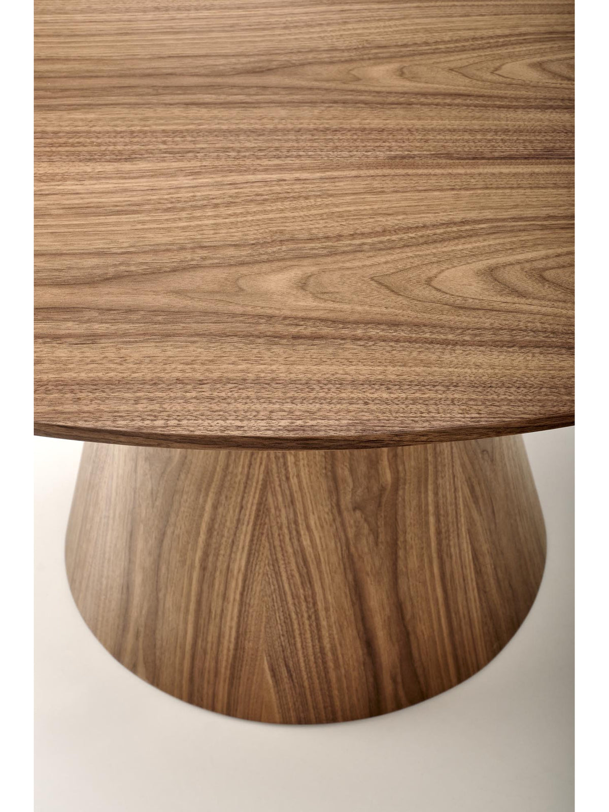 Kruhový stôl Doran 136 cm orech, MDF doska, moderný Mid-Century štýl