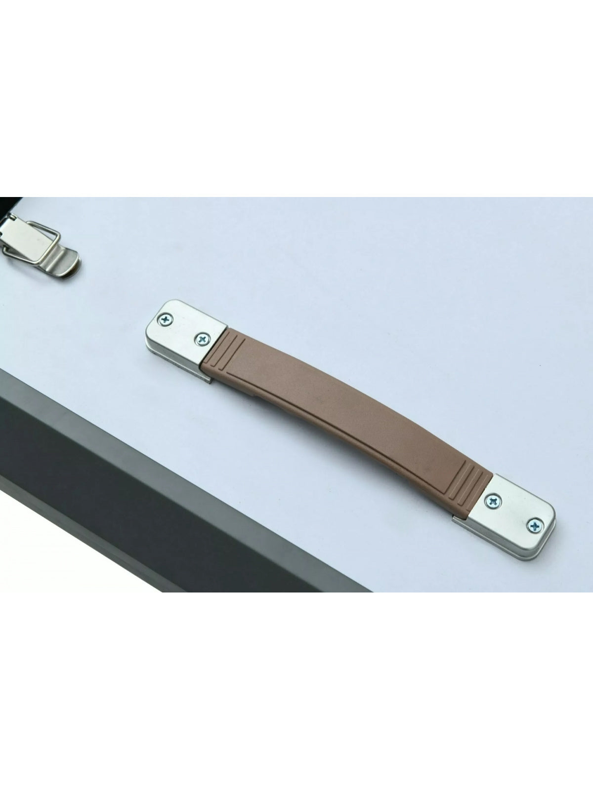 Rozkladací okrúhly stôl Lureno 120-160 cm so sivým mramorovým povrchom a čiernymi nohami, detail úchytu