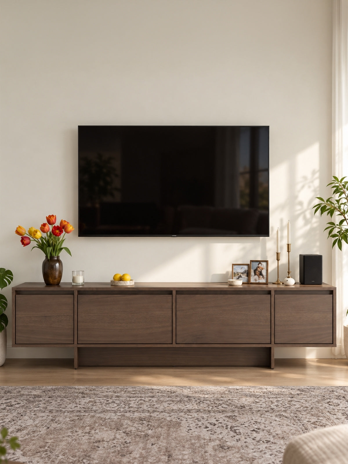 TV skrinka Zolia 180 cm na sokli orech elegant s hladkými dvierkami bez úchytiek
