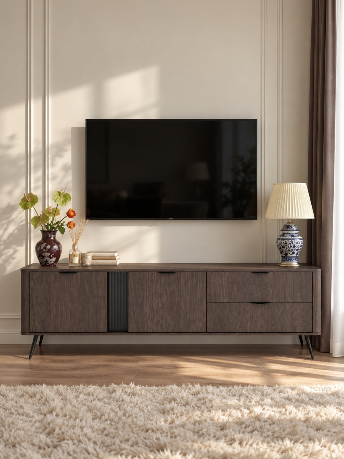 TV skrinka Edrin 195 cm so zásuvkami a dvierkami v dub Dunin s čiernymi úchytmi