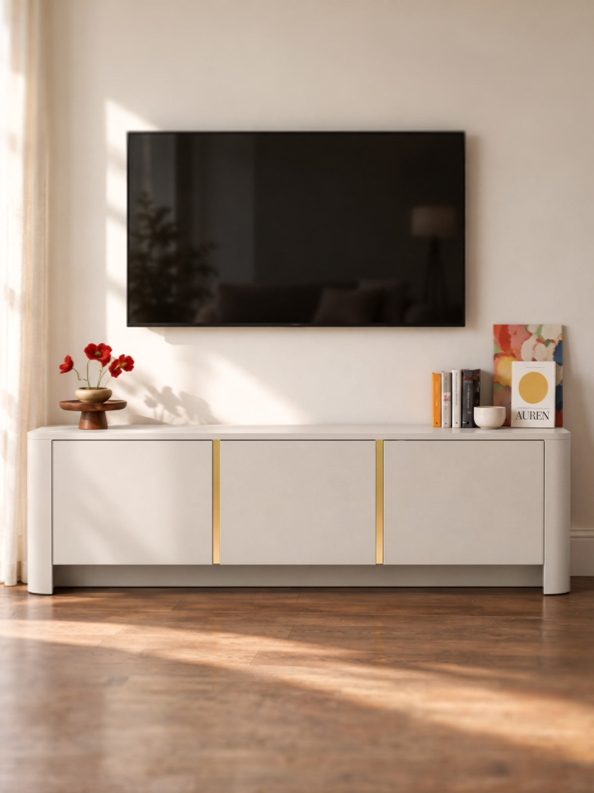 TV skrinka Sorrenti 168 cm v kasmírovej farbe s tromi dverami a zlatým kovovým profilom