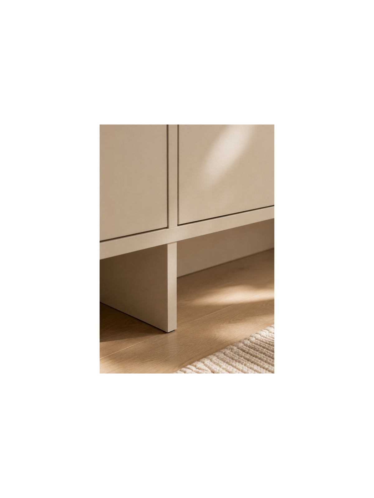 Detail sokla RTV skrinky Zolia 180 cm v kasmírovej farbe