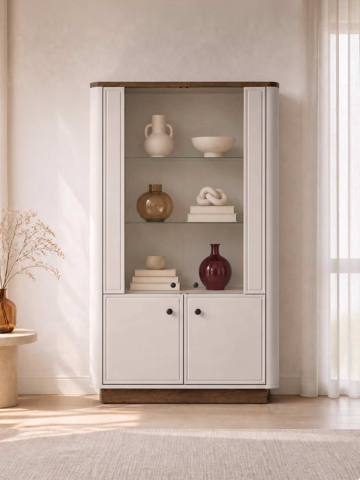 Witryna wysoka Amberto 92 cm w kolorze kaszmir z dębowym cokołem