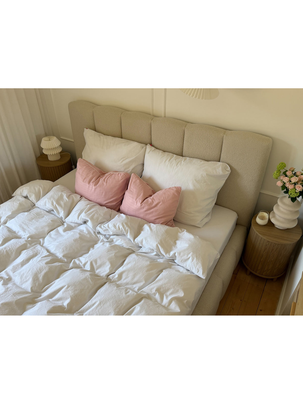Čalúnená posteľ Aura 160x200 v krémovej farbe s prešívaným čelom, pohľad zhora