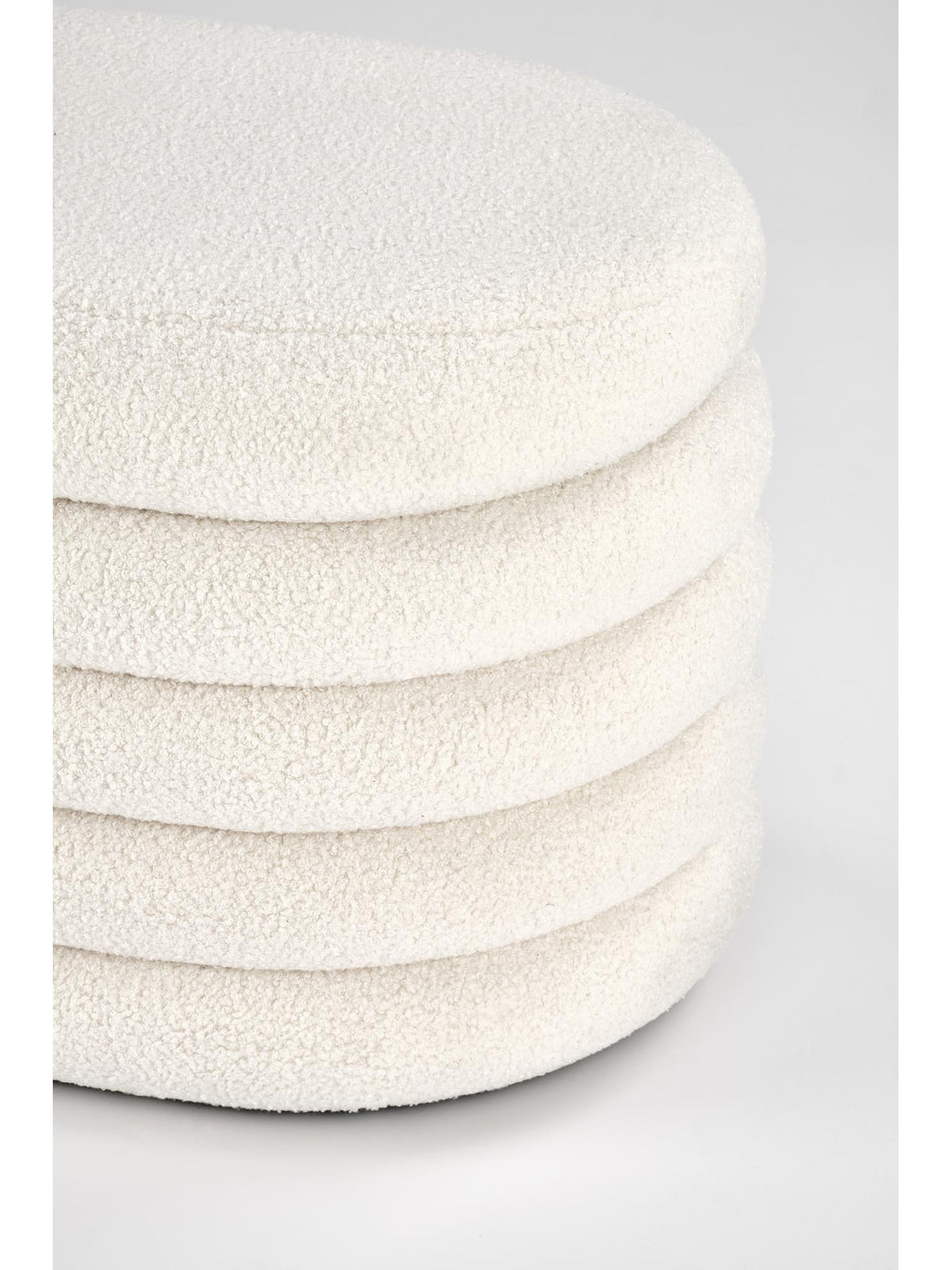 Krémová čalúnená taburetka Nerossa 105 cm z boucle, bočný pohľad