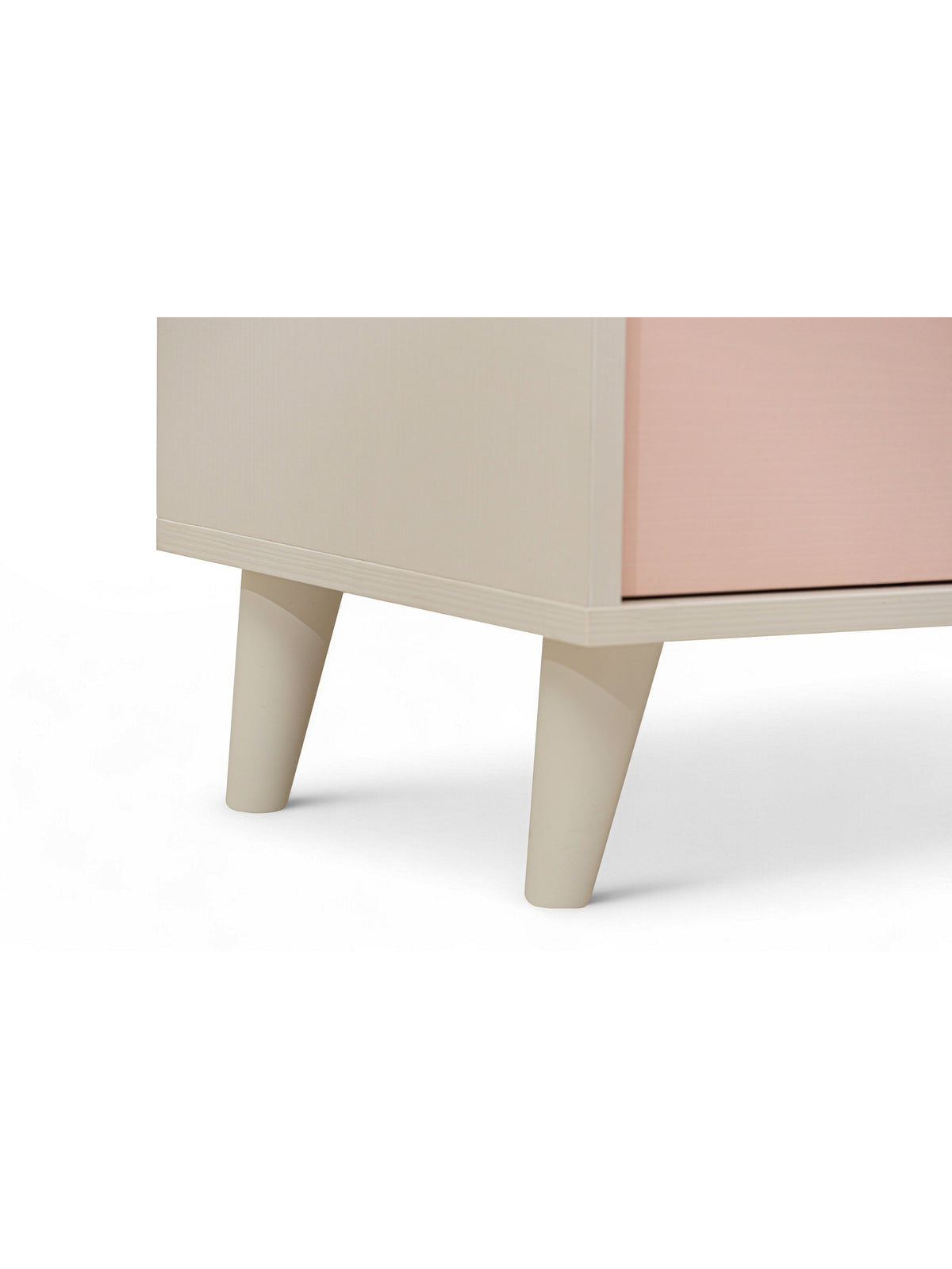 Detská komoda Marla 120 cm so zásuvkami v farbách pieskovca a ružovej millenial pink, detail nôh