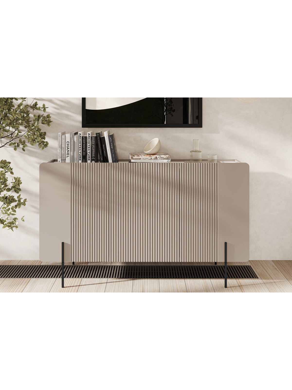 Komoda Malmi 150 cm trojdverová kasmírová s krémovou doskou a čiernymi nohami, ryhovaný predný panel