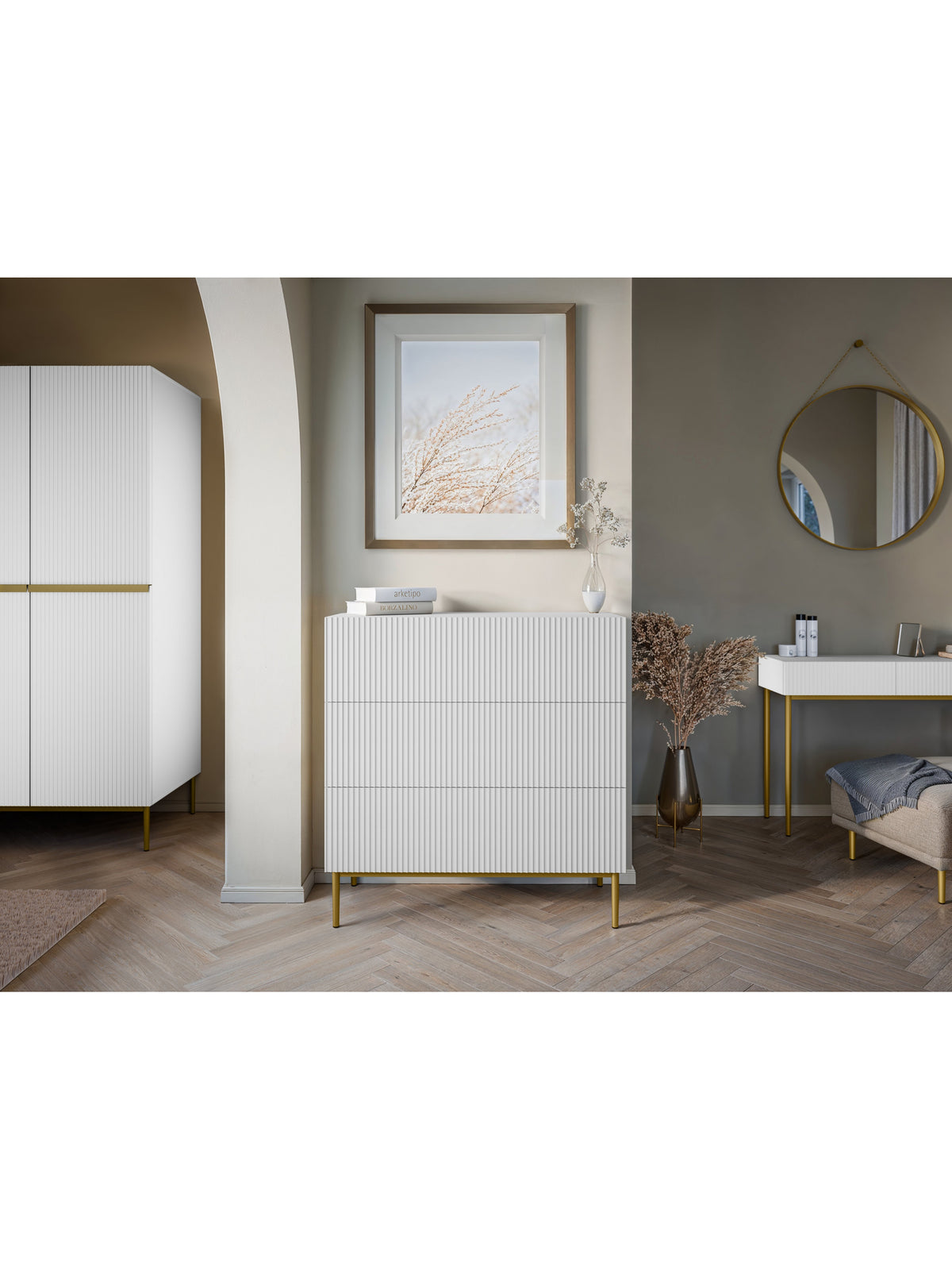 Komoda Nicole 100 cm biely mat s ryhovaným frontom a zlatými nohami
