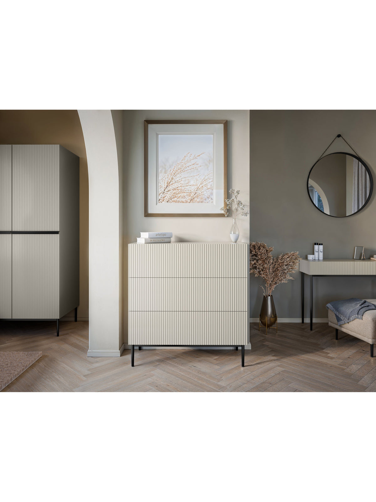 Komoda Nicole 100 cm kašmírová s čiernymi nohami a ryhovaným predným panelom