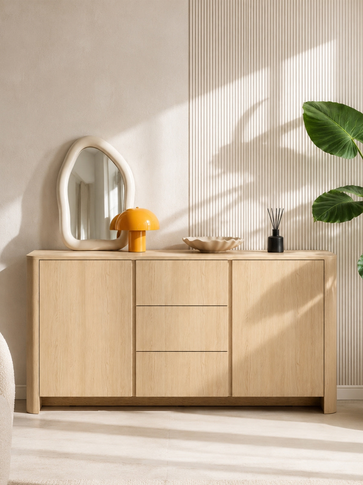 Komoda Sorrenti 168 cm z jasného dreva dub vicenza s tromi zásuvkami a dvomi dverami