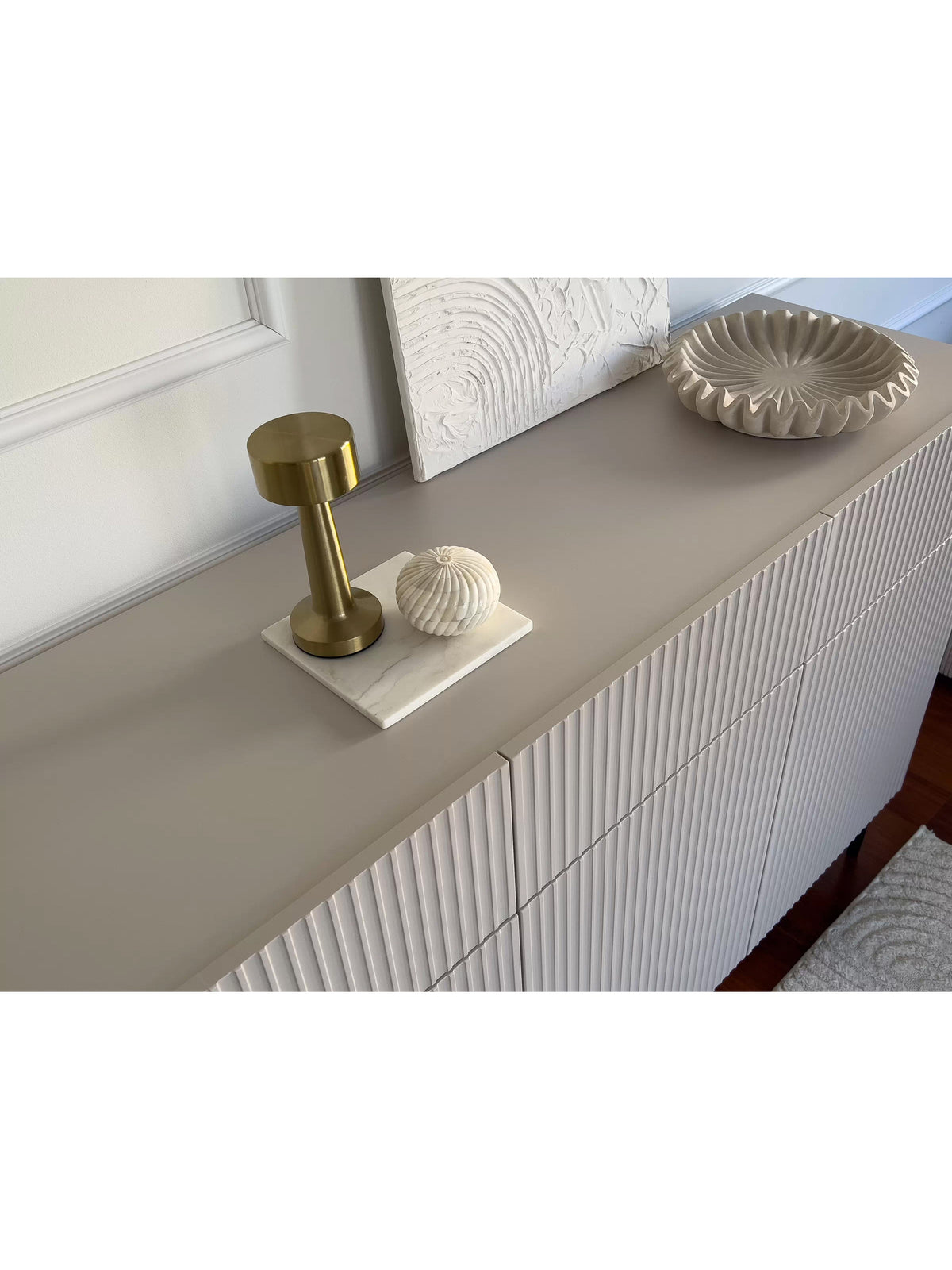 Komoda Nicole 200 cm štvordverová s ryhovaným cashmere predným panelom a čiernymi nohami, horný pohľad