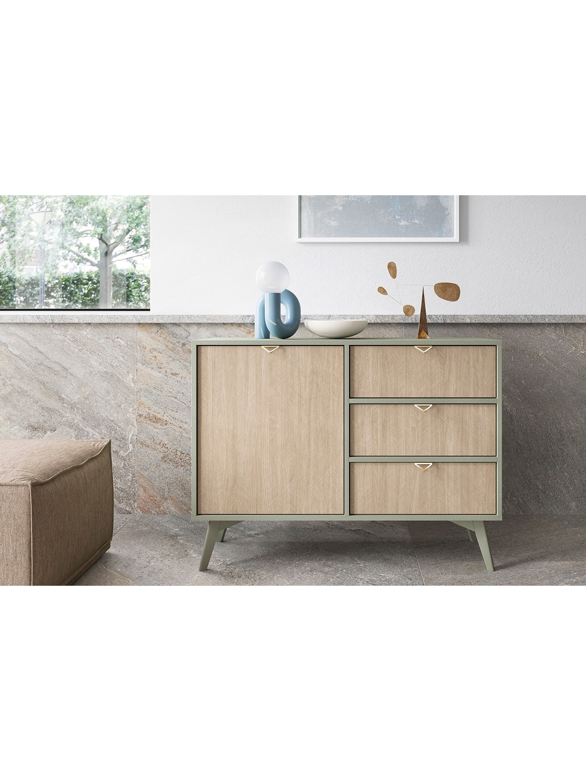 Komoda Lumira 106 cm s jednými dverami a tromi zásuvkami, eukalyptus, predná časť vzor jodełka scandi