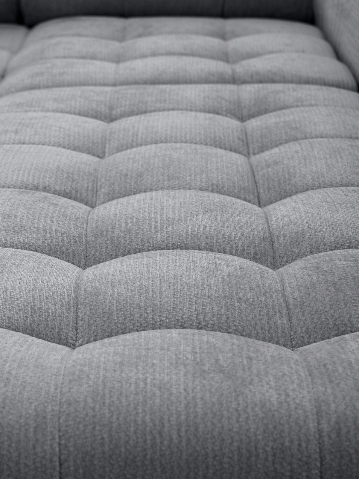 Rohová sedačka Nardo L svetlošedá s chenille Vibe 85 so prešívaným sedadlom, detail látky