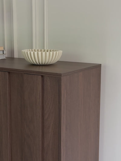 Komoda wysoka Flaro 93 cm z oświetleniem - dąb dunin