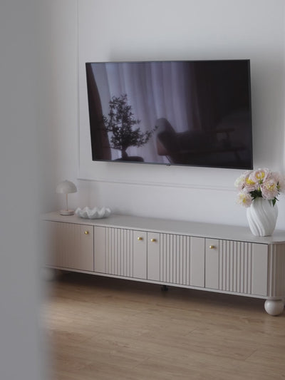 Szafka RTV Vesper 4D 187 cm - kaszmir / orzech / czarne uchwyty / nogi kule