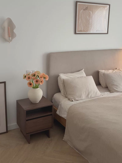 Szafka nocna Zolia 40 cm z szufladą na cokole - orzech elegant
