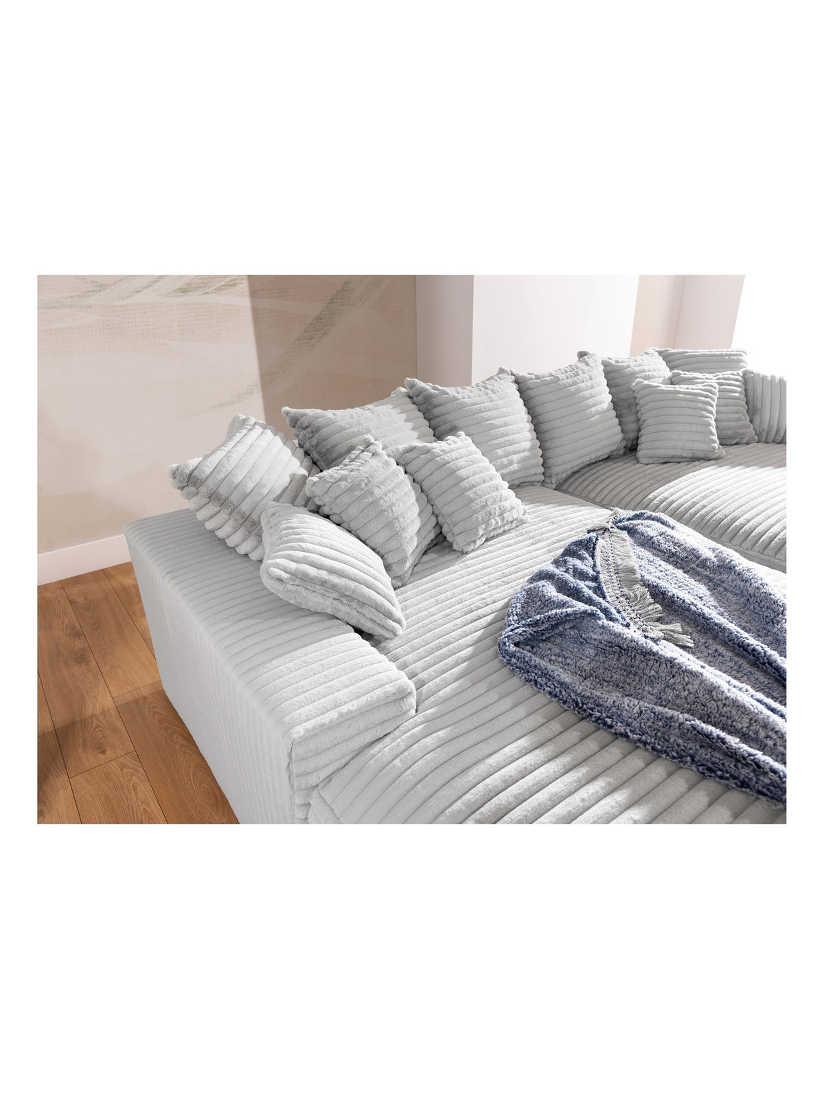 Sofa do salonu Warmi szara z głębokim siedziskiem i miękkim pluszem Tilia 83