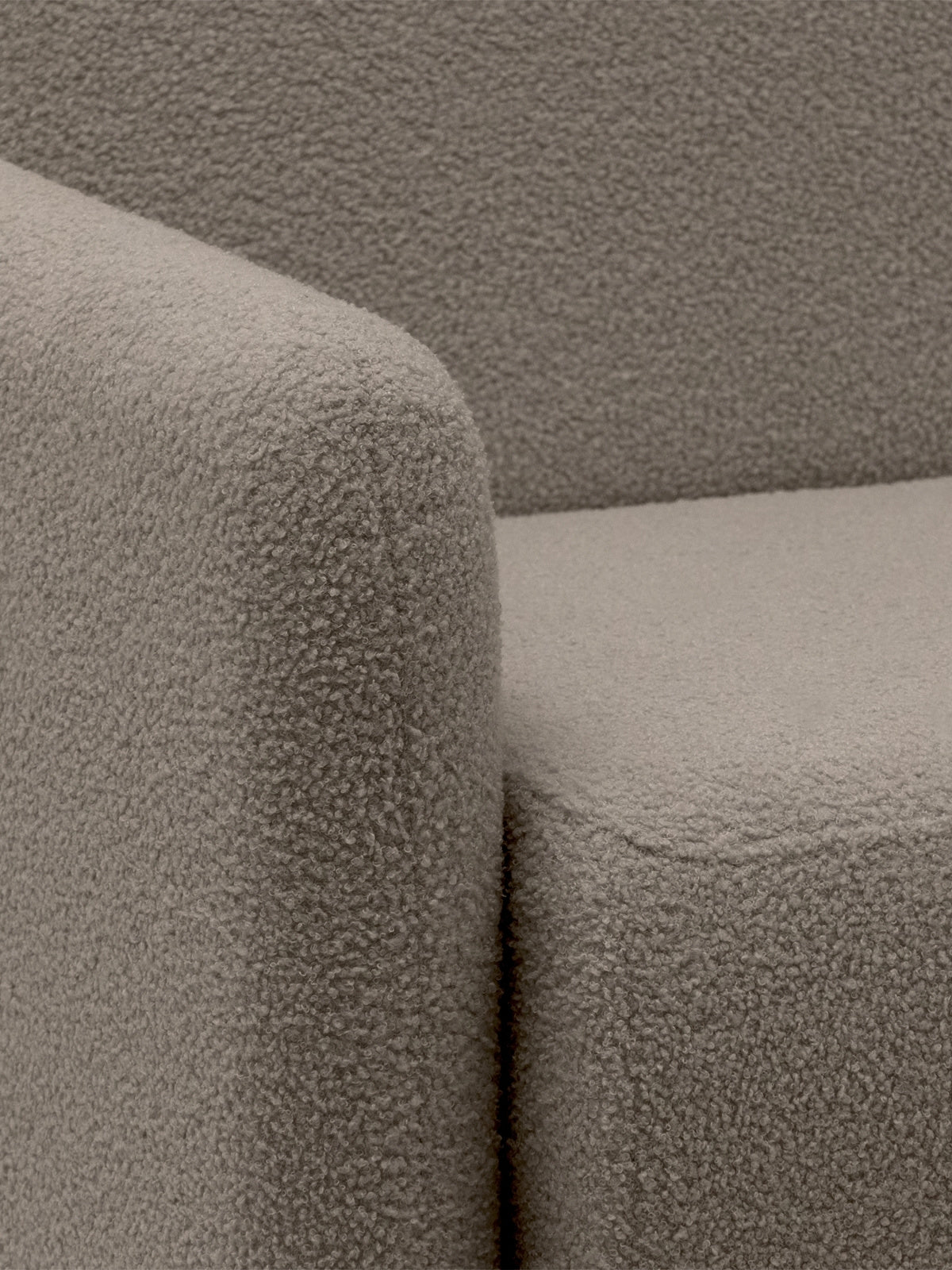 Beżowa rozkładana sofa Nido trzyosobowa z boucle, widok detalu narożnika