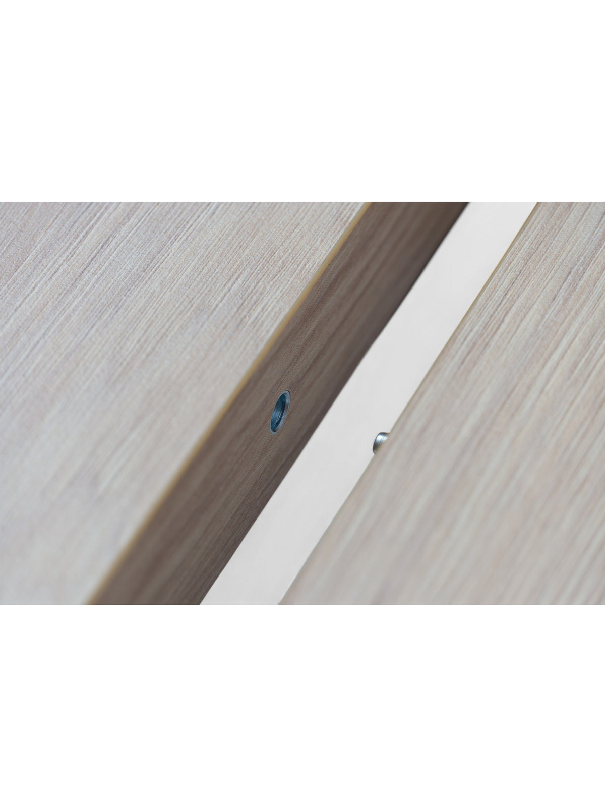 Okrúhly rozkladací stôl Cedrus Linear 95 cm s doskou dąb hikora a čiernym kovovým rámom, detail dosky