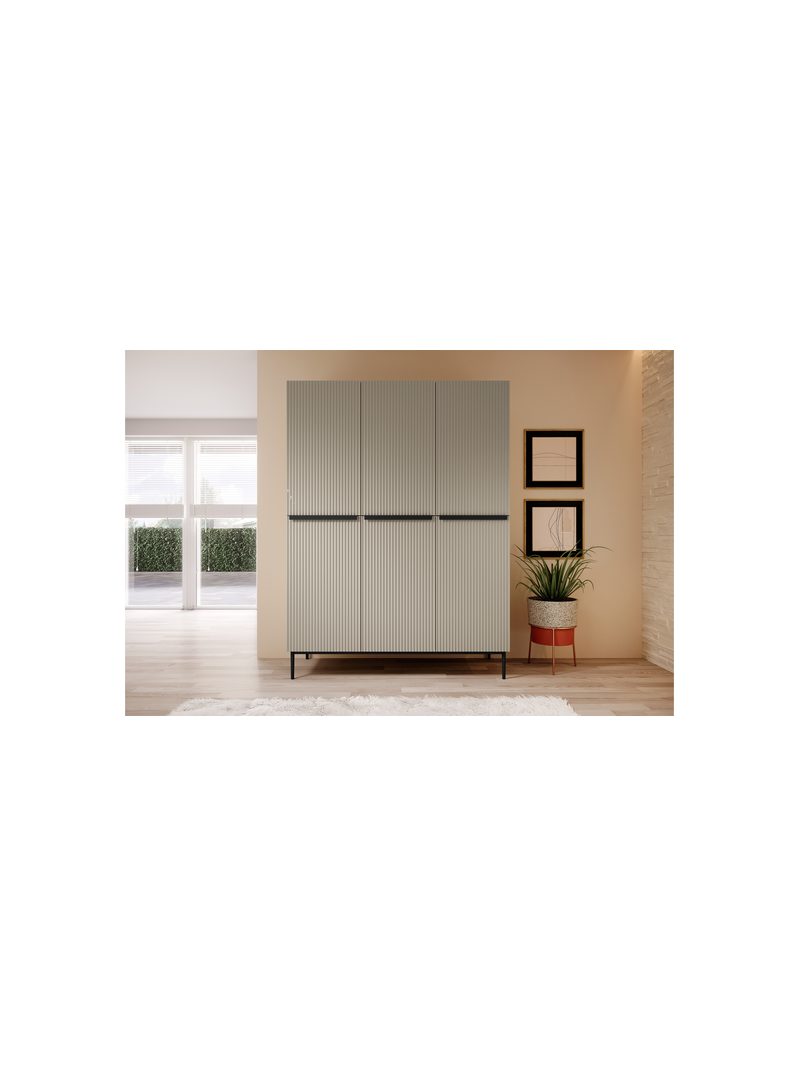 Skriňa Nicole 150 cm kašmírová s ryhovanými dverami a čiernymi nohami, čelný pohľad