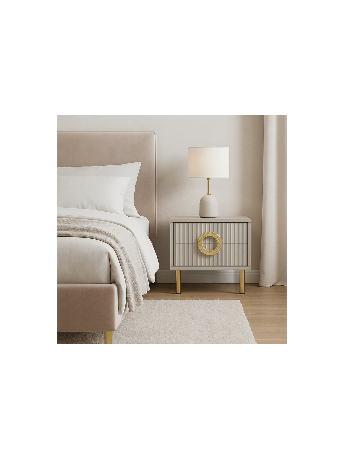 Szafka nocna Nubo 46 cm kaszmir z 2 ryflowanymi szufladami i złotymi nogami, widok frontu