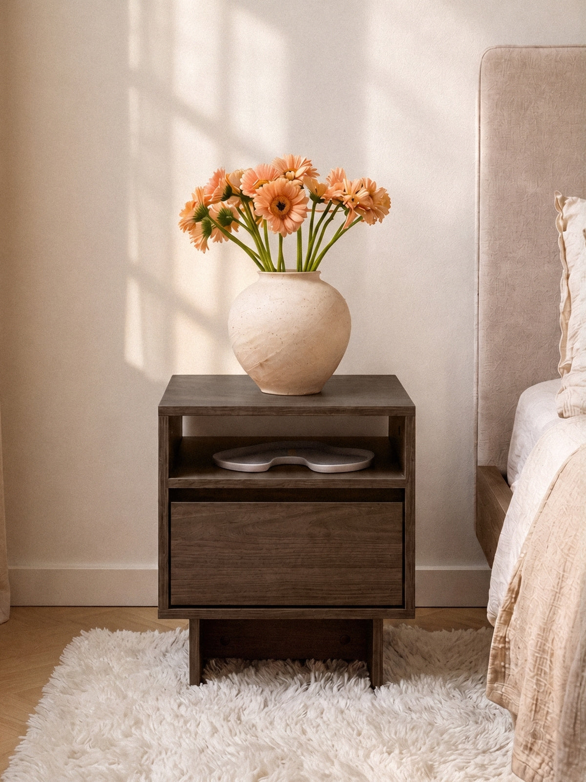 Nočný stolík Zolia 40 cm orzech elegant s zásuvkou na sokli, moderný dizajn