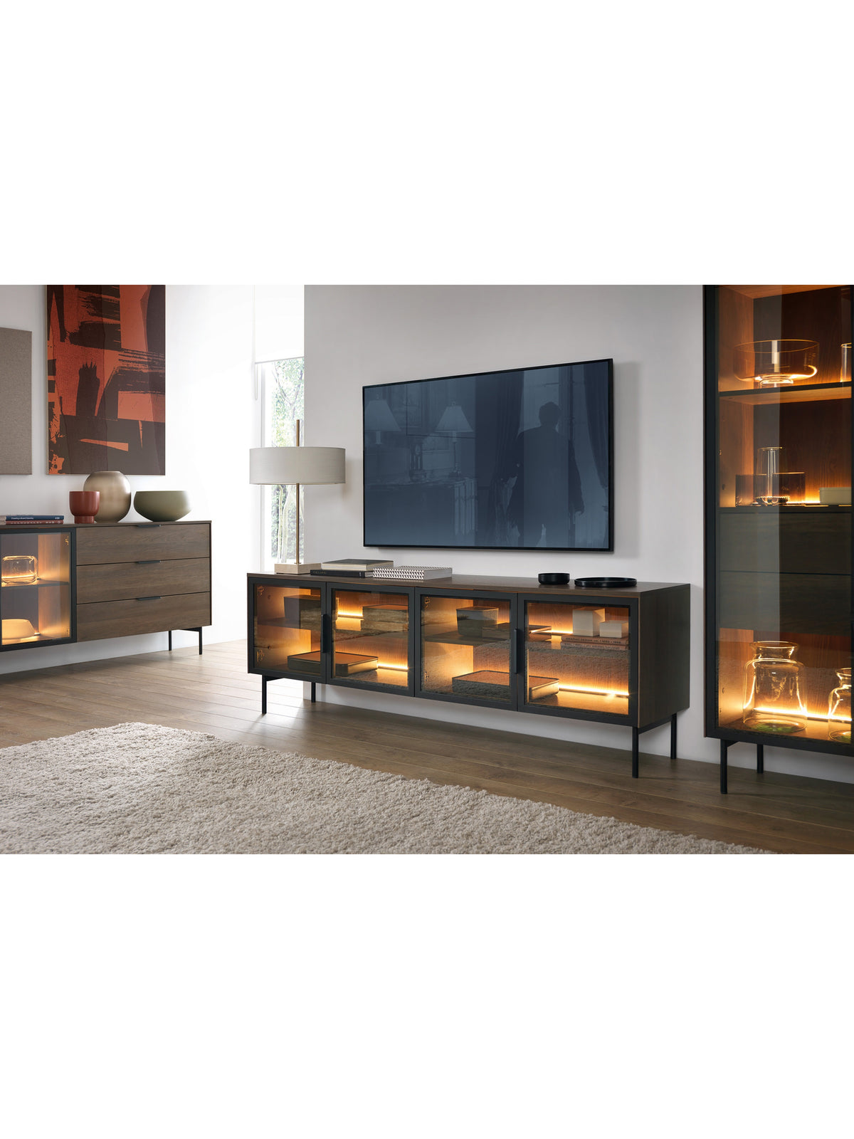 RTV skrinka Auri 181 cm s LED osvetlením, ornamentálne sklenené dvierka, dub Dunin a čierne nohy