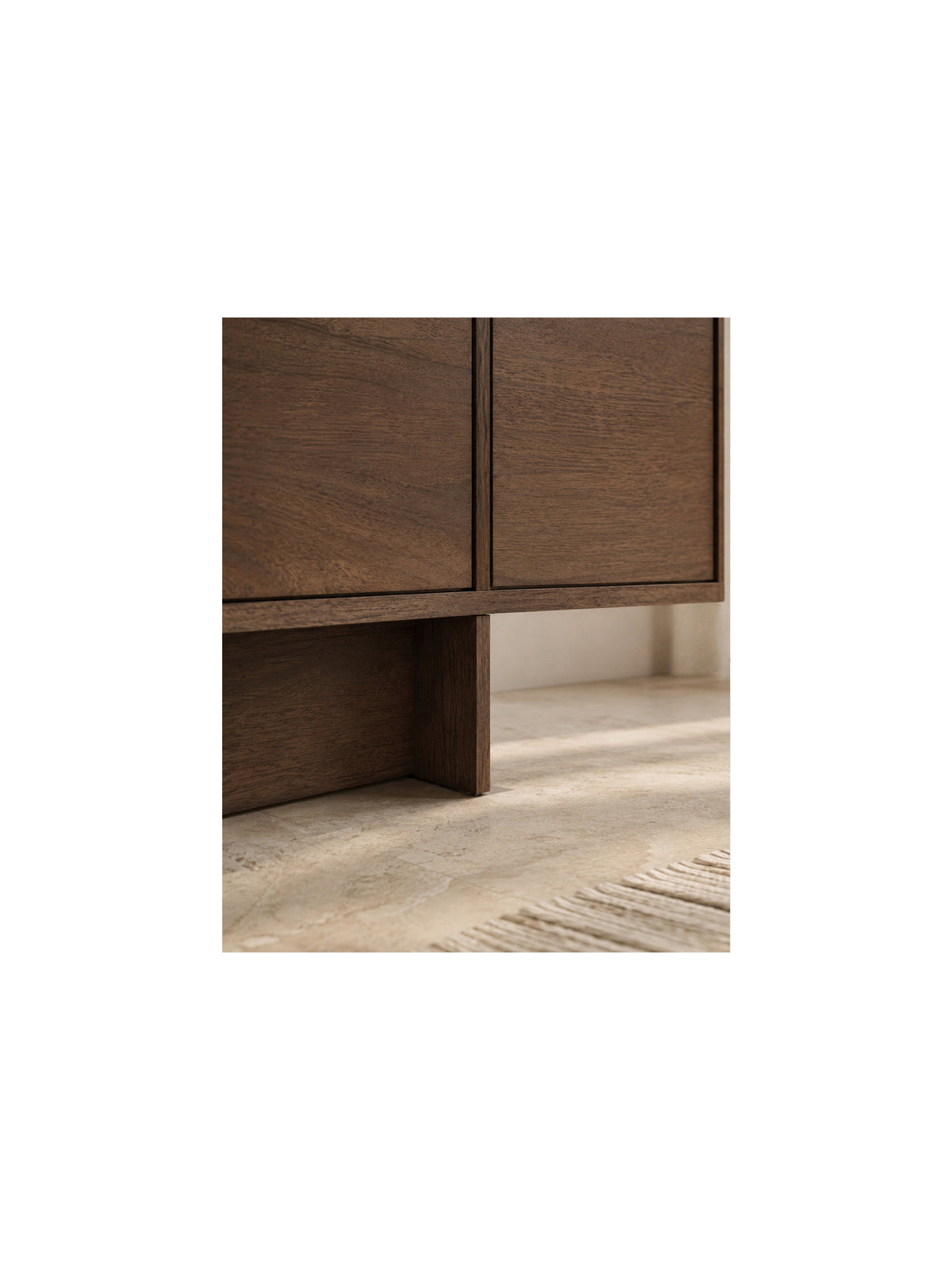 RTV skrinka Zolia 180 cm na sokli v farbe oriešok elegant, detail spodnej časti