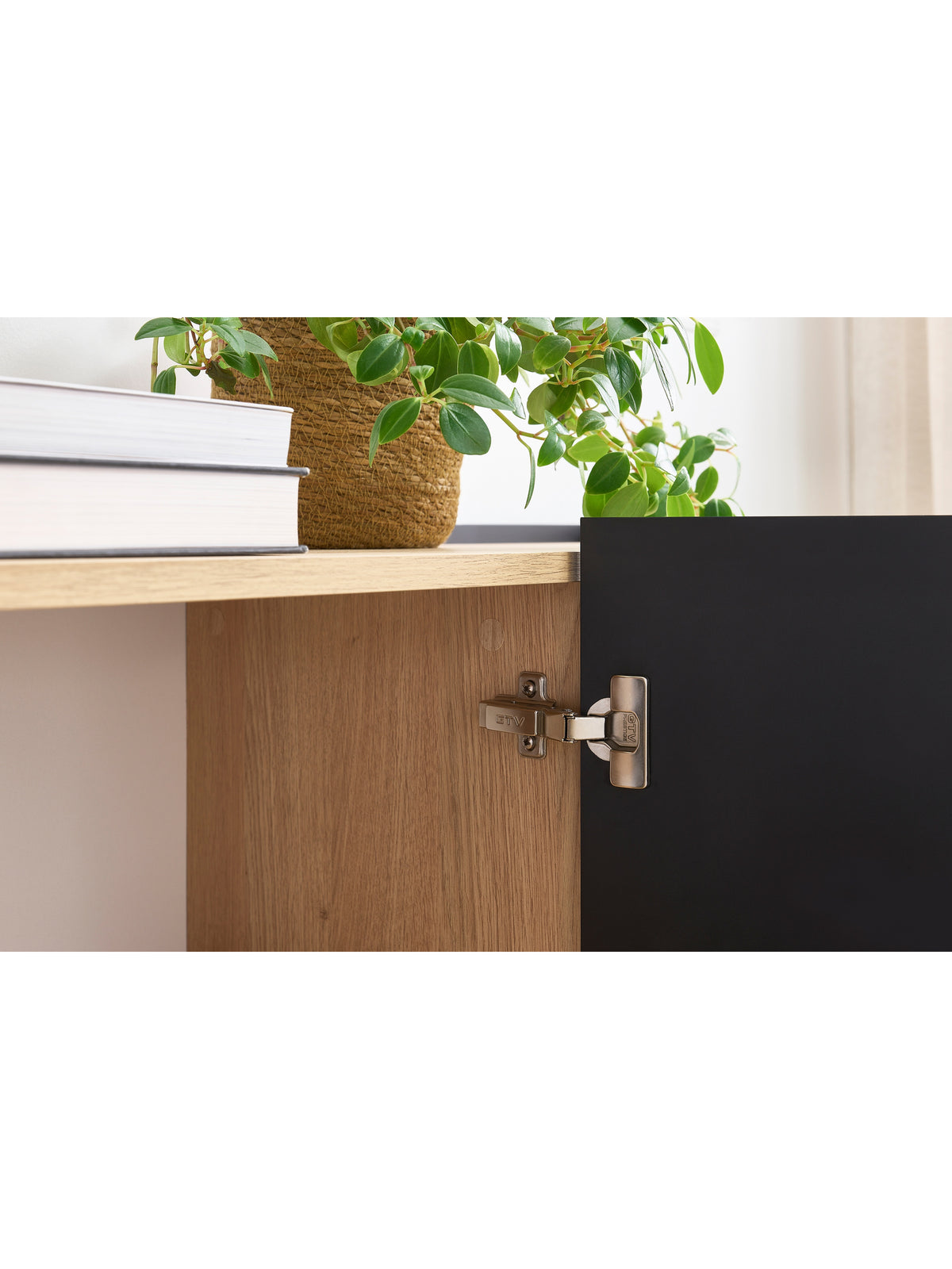Szafka RTV Desin 220 cm czarny mat dąb nagano metalowe nogi detal zawiasów