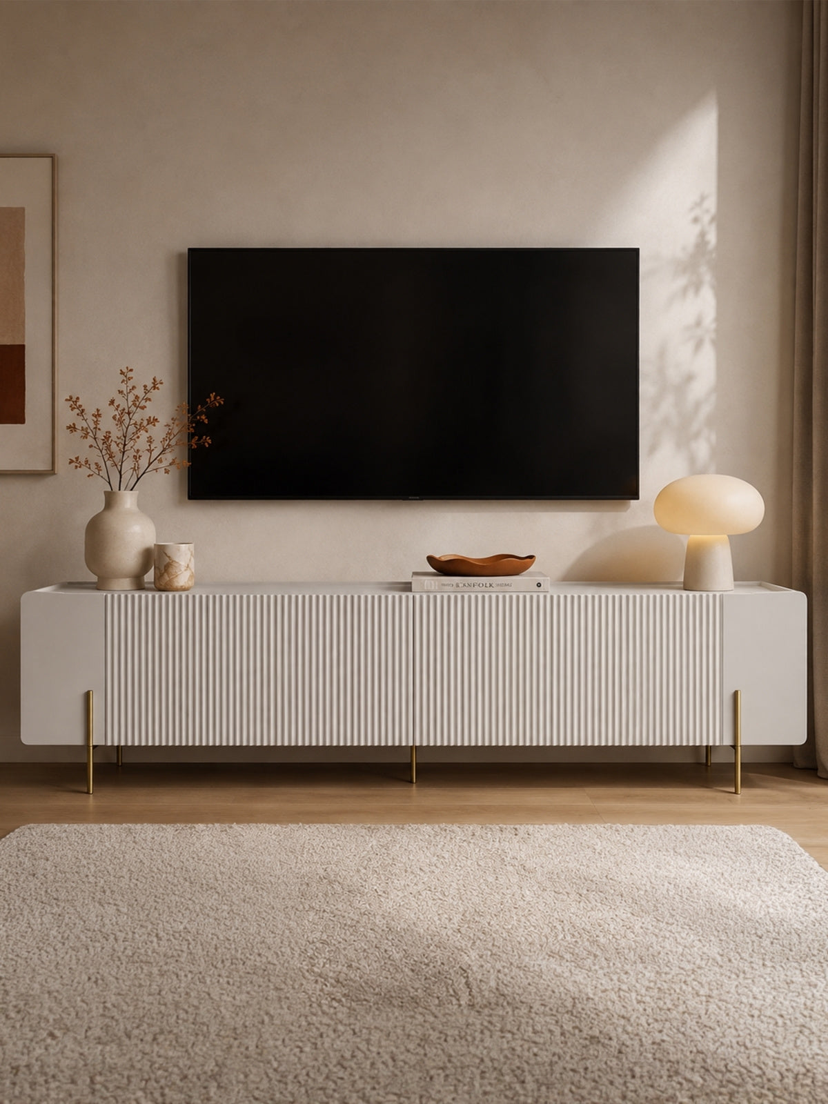 RTV skrinka Malmi 200 cm v kasmírovej farbe s crema bianca doskou a zlatými nohami, ryhovaný predný panel