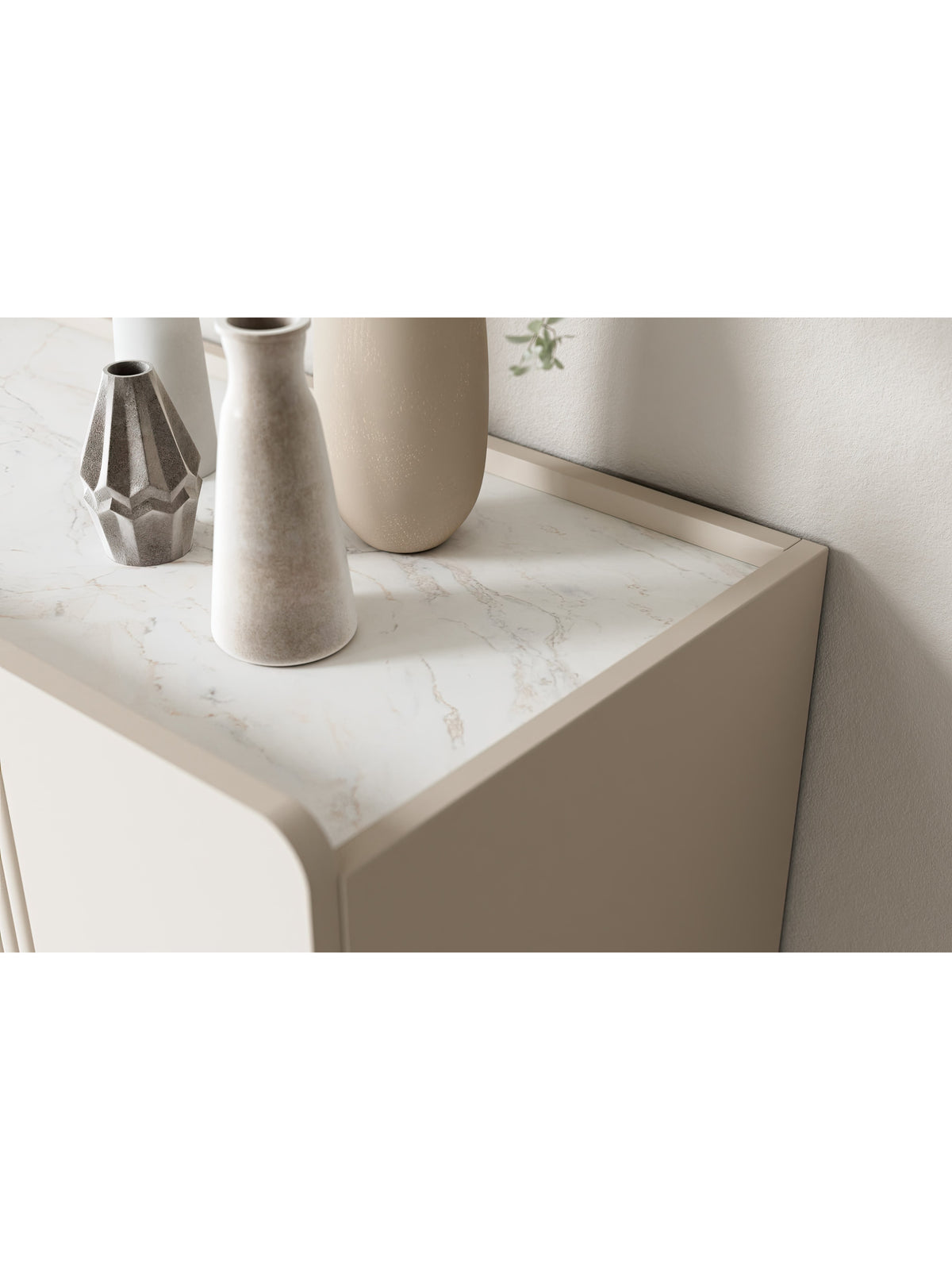 TV skrinka Malmi 200 cm kasmírová s blatom crema bianca a zlatými nohami detail rohu