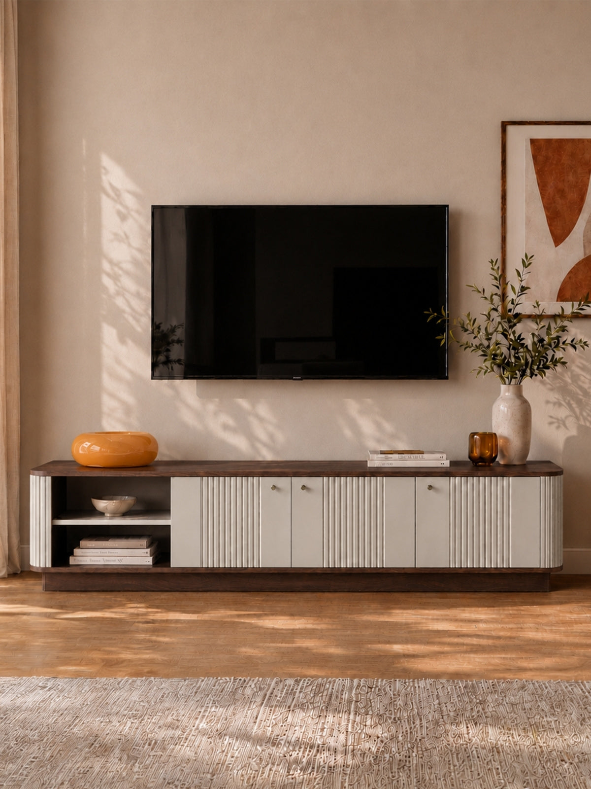 TV skrinka Vesper 4D 187 cm na podstavci v kasmírovom odtieni s orechom a čiernymi úchytmi